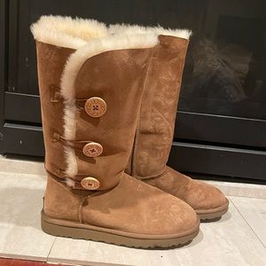 UGG Bailey Button Triplet Boot Sz 9